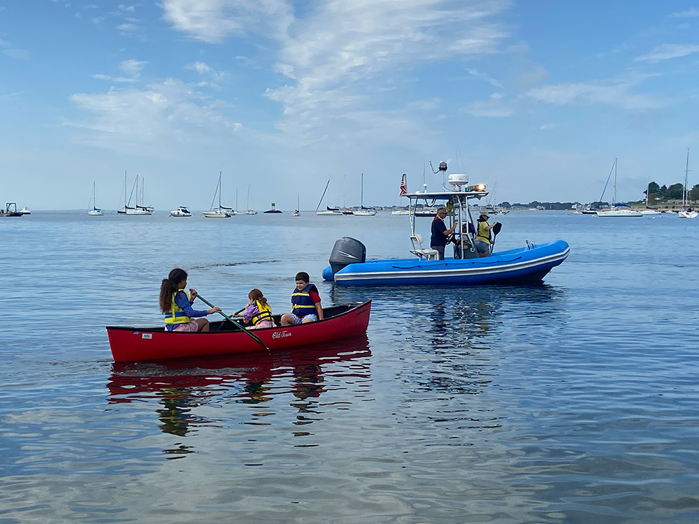 Kids-with-life-jackets-in-canoe