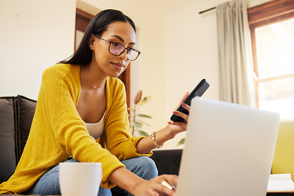 lady using laptop 